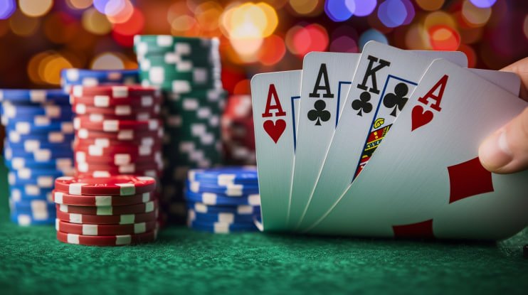 Antarmuka Texas Poker di aplikasi mobile danaqq menampilkan meja permainan dengan pemain